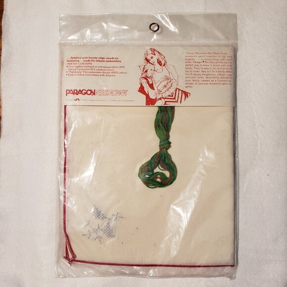 Paragon Needlecraft Kit 6441 CHRISTMAS GREENERY 4 Napkins Vintage Fiber Art - Picture 7 of 8